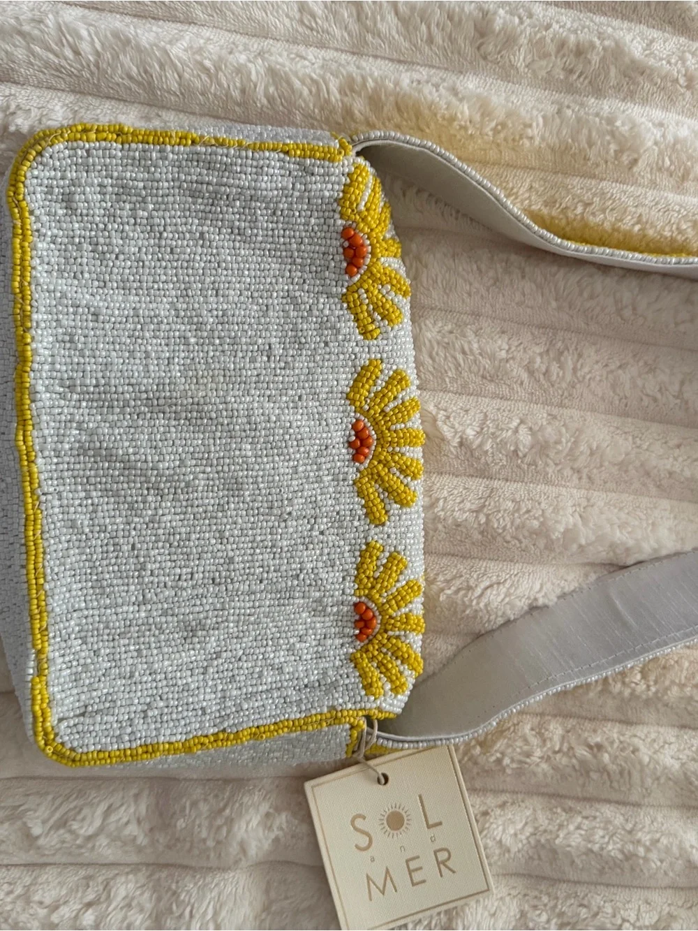 Beaded Daisy Crossbody Bag in White and Yellow - Unbranded